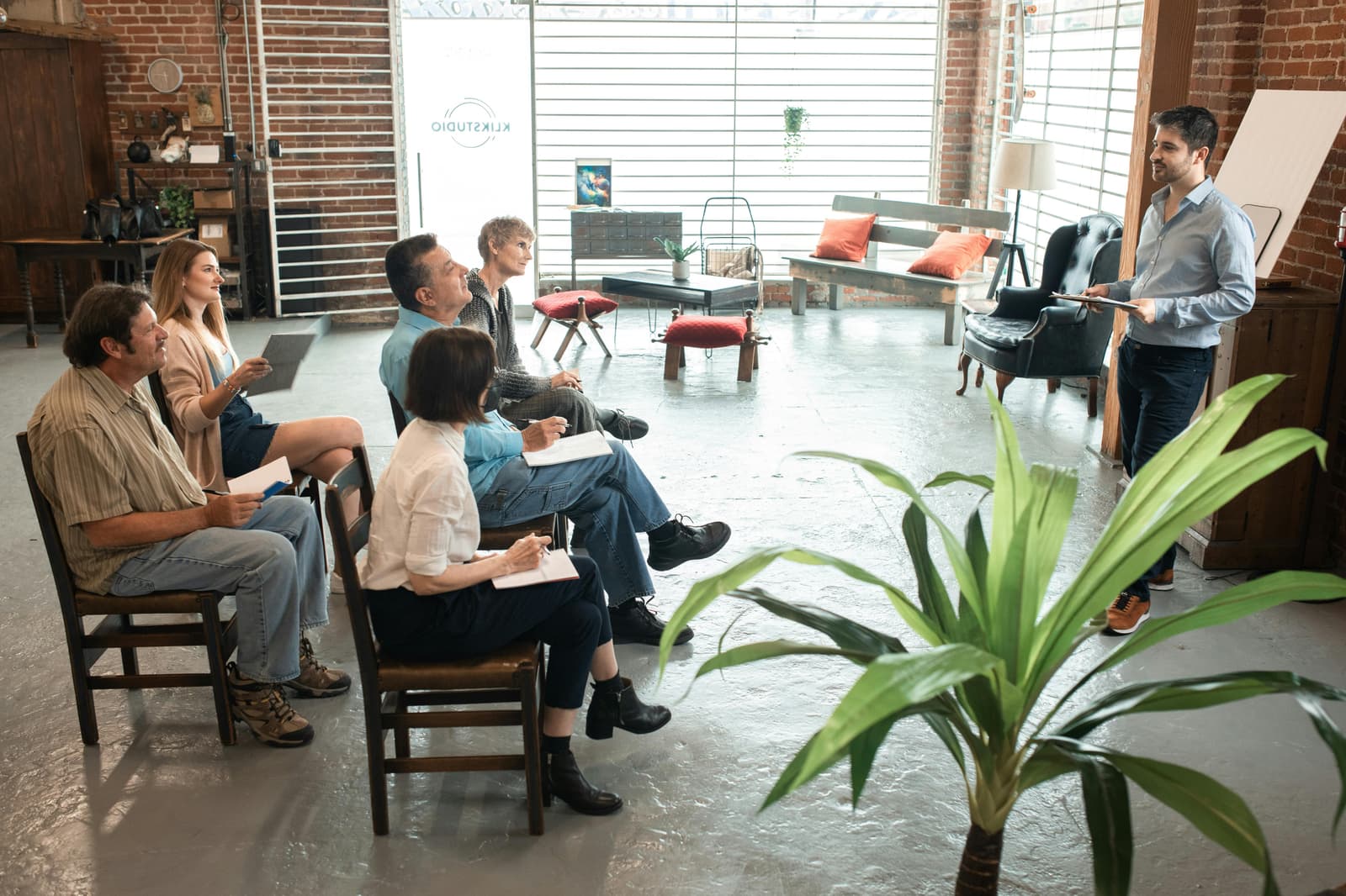 Grupo de personas en un taller