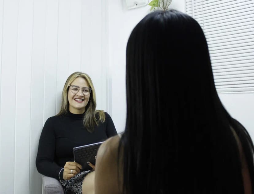 Persona en sesión de terapia individual