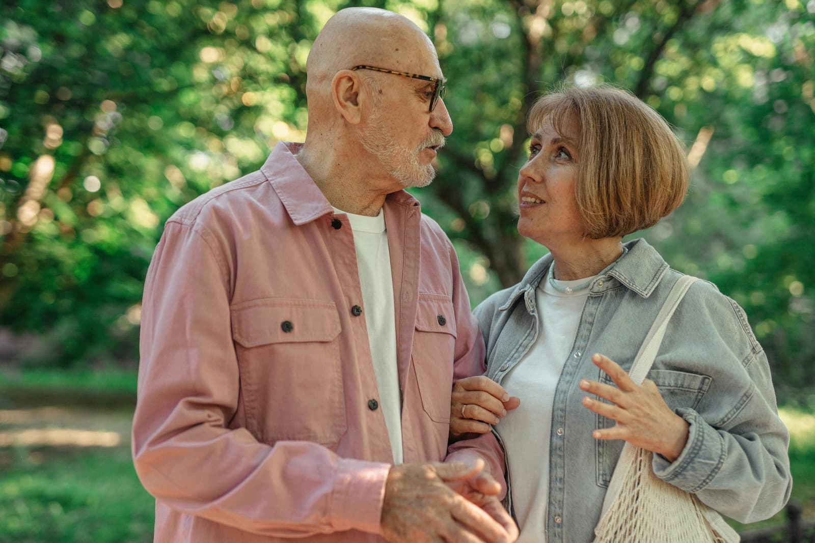 Pareja abrazándose