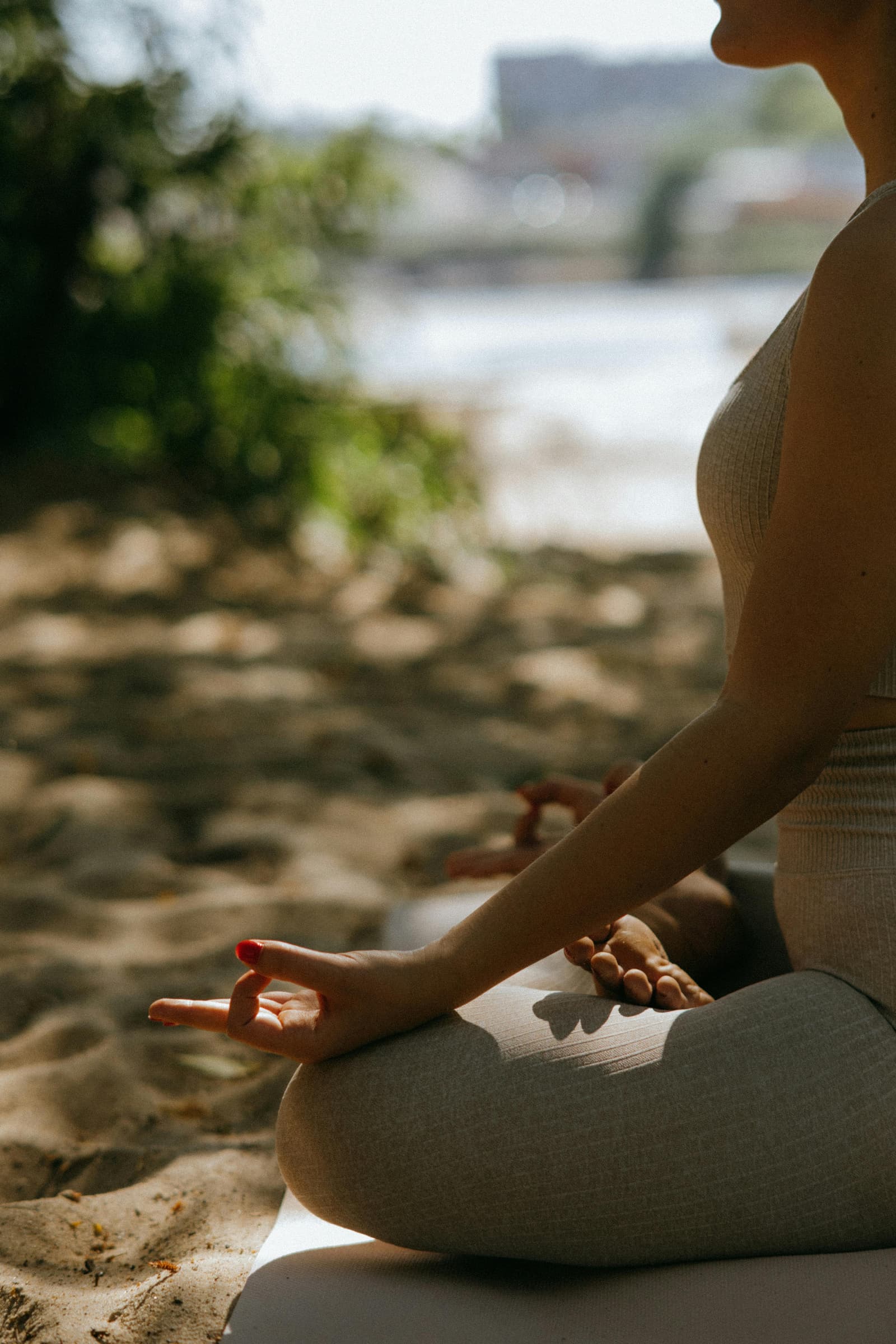 Persona meditando en la naturaleza